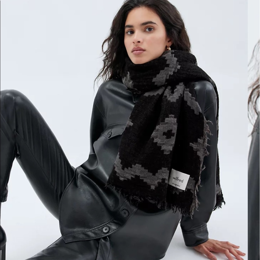 Aritzia iconic diamond mosaic reversible blanket scarf